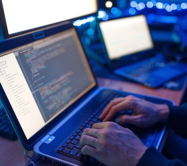 homme automatisant la sécurité informatique d'un entreprise