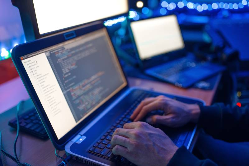 homme automatisant la sécurité informatique d'un entreprise