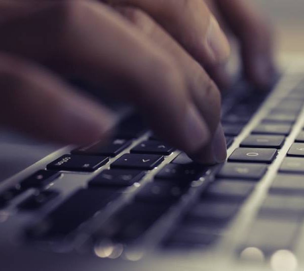 Homme tapant sur un clavier d'ordinateur