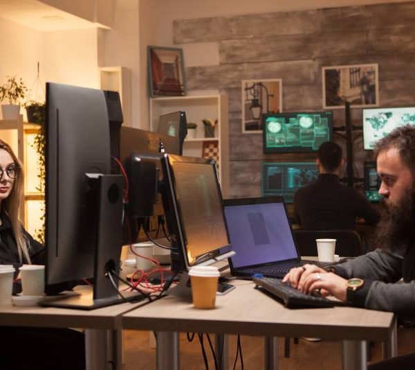 Equipe travaillant en cyber sécurité