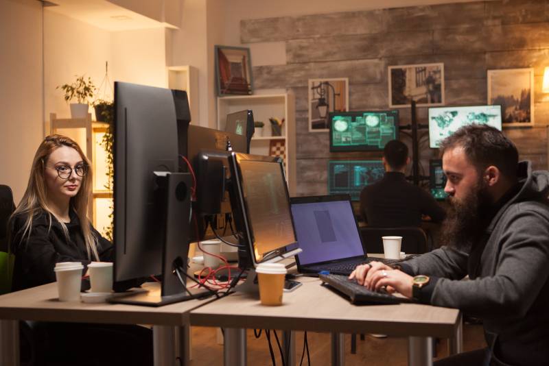Equipe travaillant en cyber sécurité